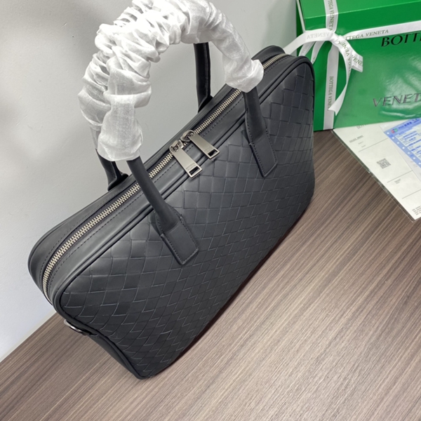 ボッテガヴェネタバッグ背面デザイン